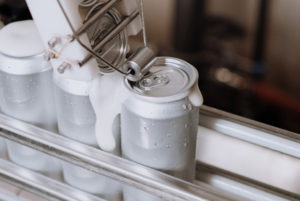 Foto ilustrativa - limpeza de latas